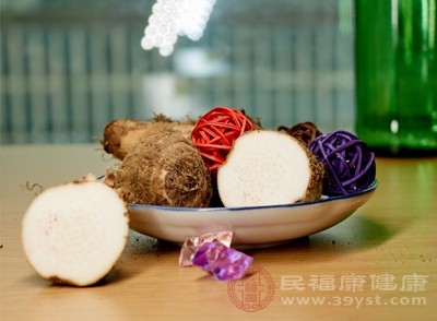 减肥期间若饮食过于单调乏味，容易导致坚持不下去。芋头口感软糯香甜，烹饪方式多样（蒸、煮、烤等），能丰富减肥餐的种类和口感，提升饮食满足感