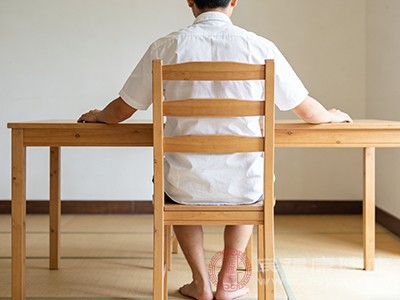 坐着时保持腰背挺直，腰后可放一个靠垫支撑