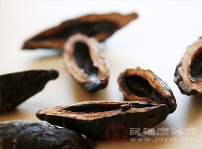 槟榔中的成分复杂且不易消化，食用后会加重胃肠道的消化负担，导致食物在肠道内无法被正常消化分解，进而引发消化不良和腹泻