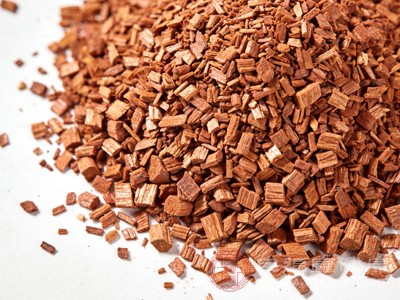 传统医学中会将檀木制成粉末外敷或入药，借助其活血作用促进局部气血运行，但需注意其使用需遵循传统配伍原则