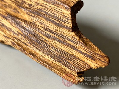 檀木不仅在内在调理方面有价值，其外用也展现出一定的护理功效，尤其在肌肤护理和环境改善上应用广泛