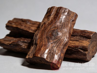 檀木燃烧或精油熏香时产生的香气，能在一定程度上改善室内空气质量，掩盖异味，营造清新舒适的环境