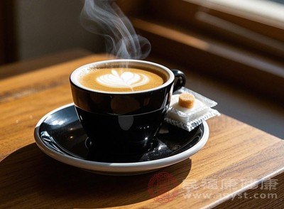 饮酒、喝咖啡或浓茶也会加速身体水分流失，因为酒精和咖啡因具有一定的利尿作用