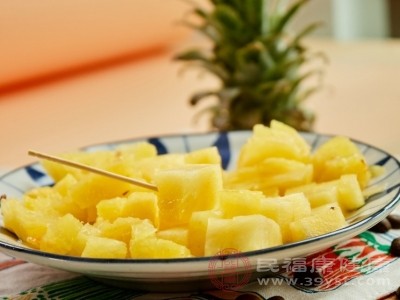 每天食用100-200克菠萝（约1-2片）