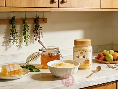 孕妇和哺乳期女性应尽量避免食用蜂王浆 孕妇和哺乳期女性应尽量避免食用蜂王浆