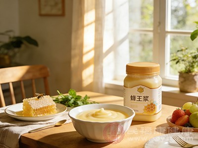 蜂王浆虽然含有一定的糖分，但它同时也含有一种叫做“胰岛素样多肽”的物质