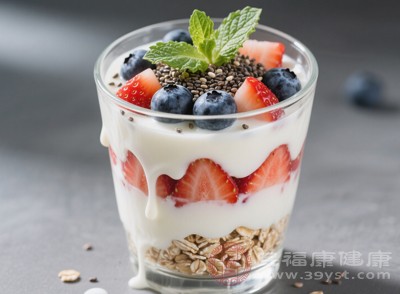 推荐食物：苹果半个（约100克，选择低GI水果）、原味坚果1小把（约10克，如杏仁、核桃）、无糖酸奶1小杯（约100毫升）