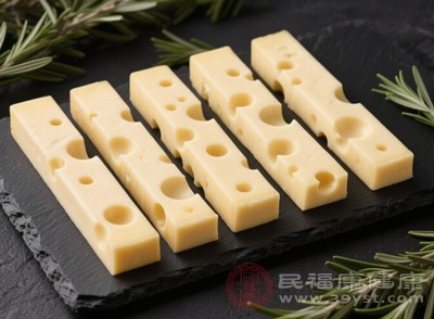 常见的高脂解辣食物有牛奶（尤其是全脂牛奶，脂肪含量更高）、酸奶、奶酪等乳制品，它们不仅能包裹辣椒素，其中的蛋白质还能中和部分刺激