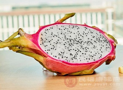 白心火龙果口感更清爽，清热解渴的作用相对突出