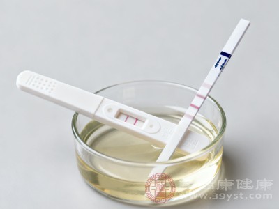 由于抗体活性下降，即使尿液中含有HCG，也可能无法与抗体有效结合，导致检测区不显色，出现“未怀孕”的误判