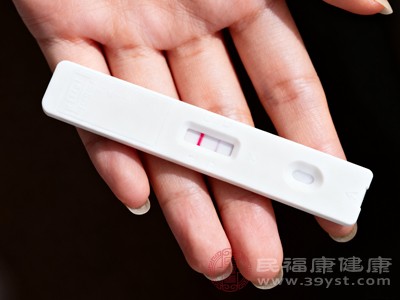 在排卵前24-36小时，女性体内会出现一个黄体生成素高峰，排卵试纸检测到这个高峰后，通常提示在24-48小时内会排卵