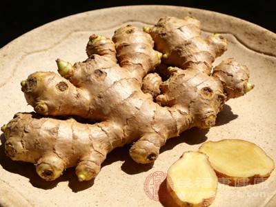 可在日常饮食中加入少量生姜、花椒、八角等温热调料，帮助提升身体阳气，但需注意适量，避免过度辛辣刺激