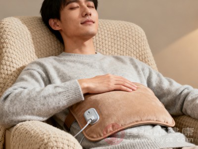 注意腹部保暖,用热水袋热敷上腹部(温度不宜过高,避免烫伤) 注意腹部保暖,用热水袋热敷上腹部(温度不宜过高,避免烫伤)