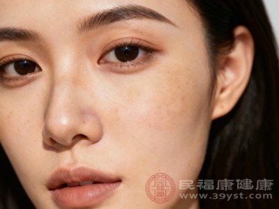 皮肤发生炎症时，局部血管扩张，炎症因子会激活黑色素细胞，导致炎症后色素沉着