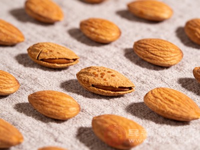 在日常应用中，苦杏仁多需经过炮制处理，如燀去皮尖、炒制等，以降低其潜在毒性并增强功效