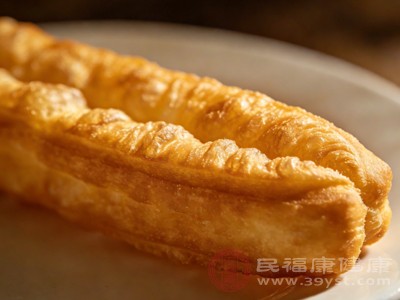 油条主要成分是面粉和油脂,除了碳水化合物和脂肪外,蛋白质、维生素、矿物质等孕期必需营养素含量极少 油条主要成分是面粉和油脂,除了碳水化合物和脂肪外,蛋白质、维生素、矿物质等孕期必需营养素含量极少