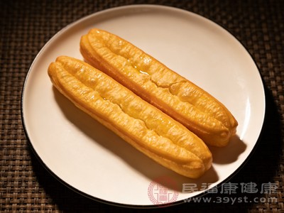 将油条视为“偶尔解馋”的食物，而非常规早餐