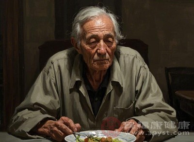 心肺功能不全时，人体缺氧会导致皮肤黏膜呈现青紫色（发绀），部分老人可能表现为面色发黑、发暗，同时伴随呼吸困难、胸闷、气短、活动后加重等症状