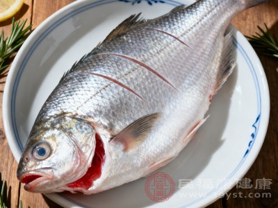 孕妇应注重饮食均衡，适当增加优质蛋白质（如鱼、肉、蛋、奶、豆制品）、新鲜蔬菜水果的摄入，保证营养充足