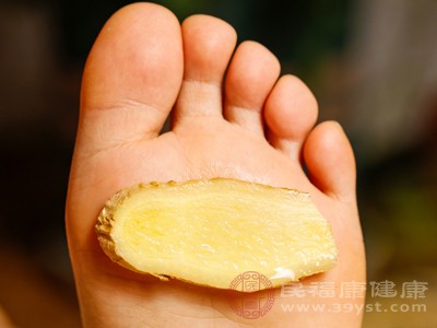 对生姜过敏的人群，接触生姜后可能出现皮肤红肿、瘙痒等过敏反应，禁止使用