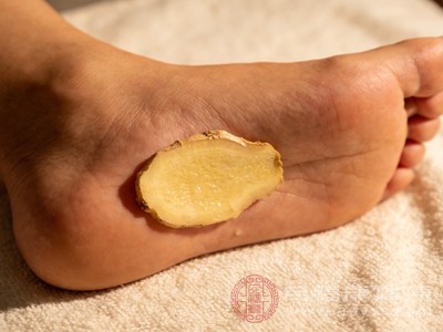 长时间贴敷可能导致皮肤过度刺激，出现红肿、瘙痒、起水泡等问题，反而不利于皮肤健康