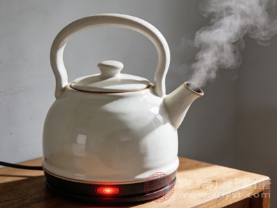 长期烧水喝vs桶装水，哪种更健康？避开这些误区，喝水才不白喝