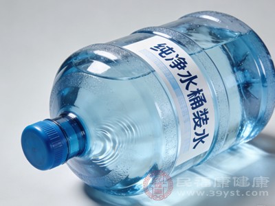 桶装水的出现,极大满足了人们对便捷性的需求,适合办公室、人口较多的家庭或是不方便烧水的场景 桶装水的出现,极大满足了人们对便捷性的需求,适合办公室、人口较多的家庭或是不方便烧水的场景