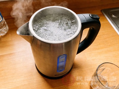 对于普通家庭，尤其是有老人、小孩的家庭，优先选择烧水喝更为合适