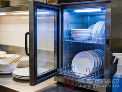 使用消毒碗柜消毒,按照说明操作,确保消毒效果 使用消毒碗柜消毒,按照说明操作,确保消毒效果