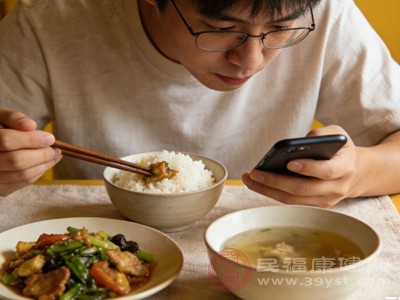 如果分心刷手机，心神被外界信息牵引，脾胃的运化功能就会受到影响，食物不能被及时消化吸收，不仅会浪费营养，无法生成足够的气血，还可能导致积食、消化不良