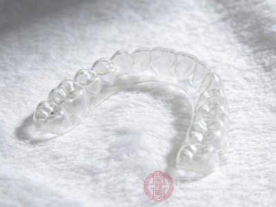 隐形牙套近乎透明，佩戴后从外观上很难被察觉，解决了传统金属牙套“钢牙”带来的美观困扰