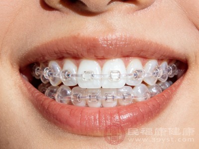 通过数字化技术,医生可以在矫正前就为患者展示牙齿移动的模拟过程和最终效果,让患者对矫正结果有直观的预期 通过数字化技术,医生可以在矫正前就为患者展示牙齿移动的模拟过程和最终效果,让患者对矫正结果有直观的预期