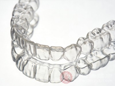 虽然隐形牙套效果显著,但并非适用于所有牙齿矫正案例 虽然隐形牙套效果显著,但并非适用于所有牙齿矫正案例