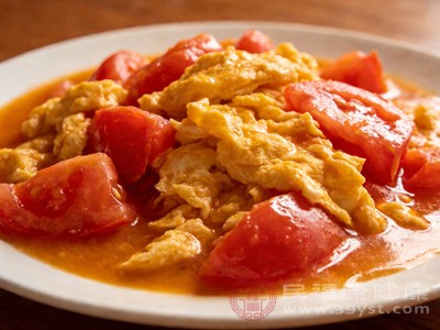 西红柿炒鸡蛋时加入的少量油脂，能极大促进番茄红素的溶解和吸收，使其生物利用率提升数倍