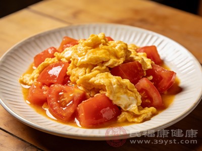 西红柿中的维生素C和番茄红素，搭配鸡蛋中的维生素A等，能共同支持免疫系统的正常运作，增强身体对病原体的抵抗力
