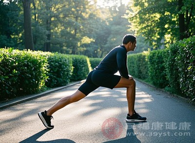 运动前进行5-10分钟针对性热身，如高抬腿、弓步压腿、关节环绕等