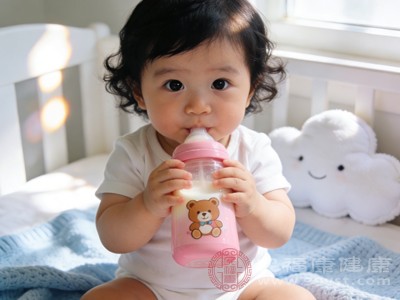 乳糖不耐受的宝宝饮用纯牛奶后可能出现腹胀、腹泻、腹痛等症状,家长可选择无乳糖牛奶,或在饮用纯牛奶时搭配乳糖酶,也可少量多次饮用,让宝宝逐渐适应 乳糖不耐受的宝宝饮用纯牛奶后可能出现腹胀、腹泻、腹痛等症状,家长可选择无乳糖牛奶,或在饮用纯牛奶时搭配乳糖酶,也可少量多次饮用,让宝宝逐渐适应