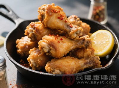 油腻食物（如油炸食品、肥肉）和甜食（如蛋糕、奶茶）易滋生痰湿，影响脾胃运化