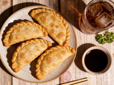 煎饺+碳酸饮料，刺激肠胃还缺营养