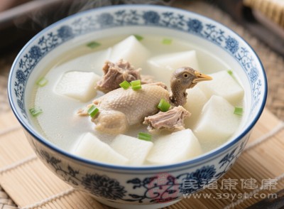 冬季饮食讲究“温热”，无论是主食、蔬菜还是汤品，尽量温热后再食用