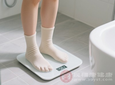 睡眠质量好、时长充足的人，夜间代谢和水分流失更规律，体重下降幅度相对稳定