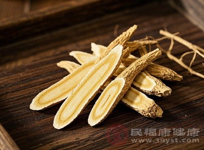 黄芪是补气类食材的代表，对于气虚引起的精神不振、乏力、易疲劳、少气懒言等症状有较好的调理作用