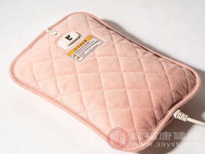 虽国家早已禁售，但不少家庭仍有电极式电热水袋留存，多是往年未及时更换，或是被商家违规售卖