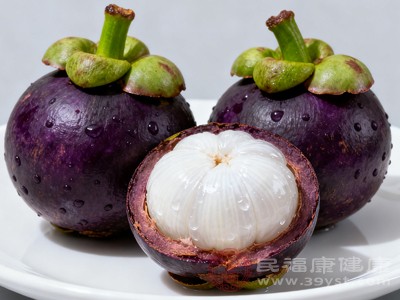 若担心食用榴莲上火，可搭配一些凉性水果（如山竹、梨、西瓜等）或饮用温开水，以中和榴莲的热性，减少上火风险