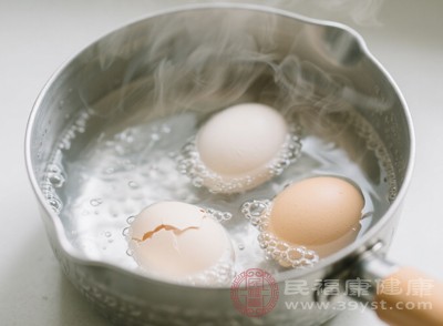 冷水下锅，大火煮沸后转小火煮7-8分钟