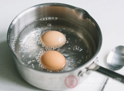 鸡蛋煮好后立即捞出放入冰水中或用冷水冲洗,使鸡蛋迅速降温 鸡蛋煮好后立即捞出放入冰水中或用冷水冲洗,使鸡蛋迅速降温