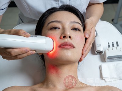 利用特定波长的激光穿透皮肤表层,被毛囊中的黑色素选择性吸收,产生光热效应,破坏毛囊组织,从而抑制毛发生长 利用特定波长的激光穿透皮肤表层,被毛囊中的黑色素选择性吸收,产生光热效应,破坏毛囊组织,从而抑制毛发生长