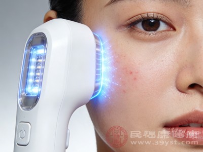 激光、强脉冲光等脱毛方式需由专业医生或技师操作,应选择具备资质的医疗机构或正规美容机构,避免因设备不达标、操作不当导致皮肤灼伤、色素沉着等风险 激光、强脉冲光等脱毛方式需由专业医生或技师操作,应选择具备资质的医疗机构或正规美容机构,避免因设备不达标、操作不当导致皮肤灼伤、色素沉着等风险