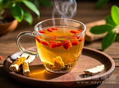 由于富含枸杞多糖和胡萝卜素,红枸杞在滋养肝肾、保护视力方面表现突出 由于富含枸杞多糖和胡萝卜素,红枸杞在滋养肝肾、保护视力方面表现突出