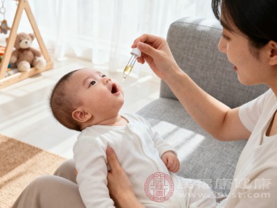 若宝宝伴随感冒、鼻塞等症状,可使用生理盐水滴鼻或喷鼻,帮助清理鼻腔分泌物,缓解鼻塞和口臭 若宝宝伴随感冒、鼻塞等症状,可使用生理盐水滴鼻或喷鼻,帮助清理鼻腔分泌物,缓解鼻塞和口臭